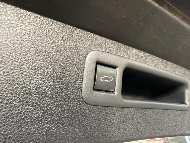 Photo of 2022 White Toyota Highlander