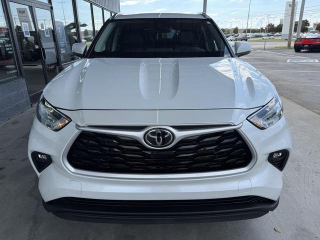 Photo of 2022 White Toyota Highlander