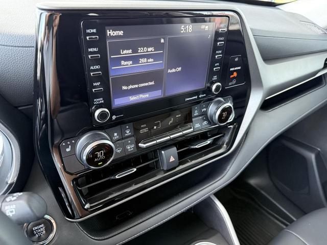 Photo of 2022 White Toyota Highlander