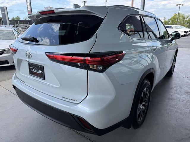 Photo of 2022 White Toyota Highlander