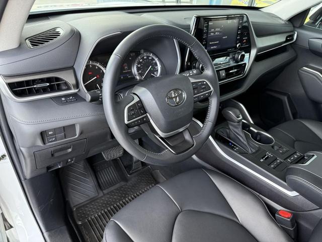 Photo of 2022 White Toyota Highlander