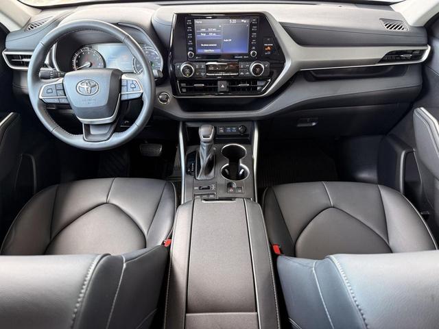 Photo of 2022 White Toyota Highlander