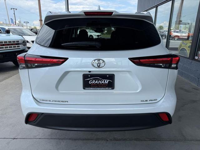 Photo of 2022 White Toyota Highlander