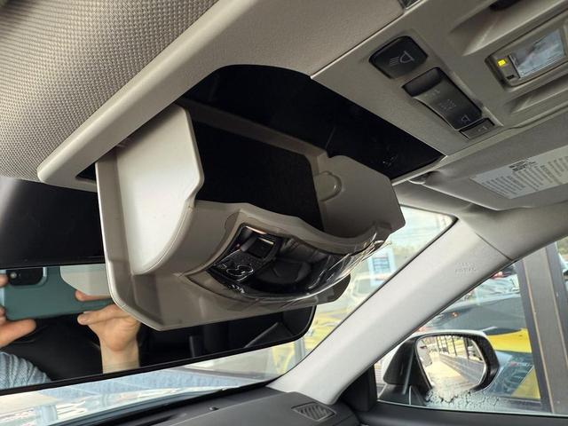Photo of 2022 White Toyota Highlander