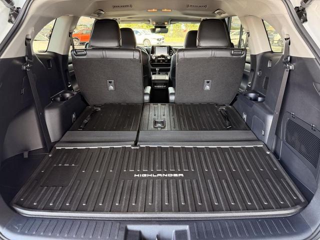 Photo of 2022 White Toyota Highlander
