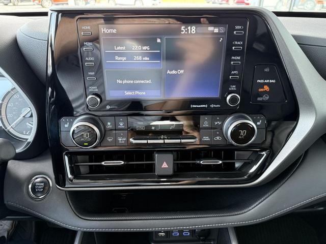 Photo of 2022 White Toyota Highlander