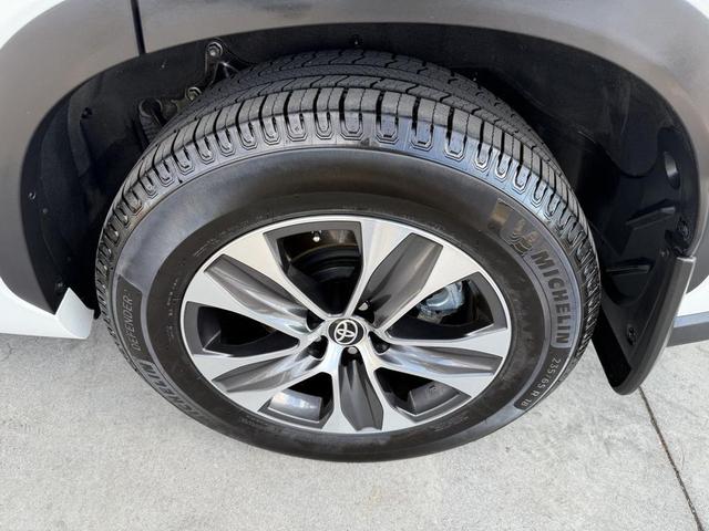 Photo of 2022 White Toyota Highlander