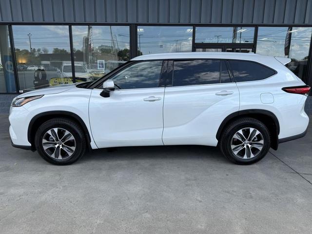 Photo of 2022 White Toyota Highlander