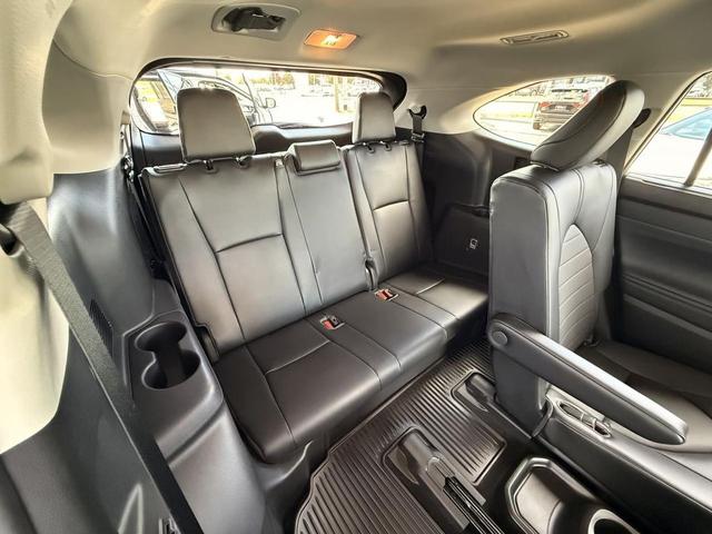 Photo of 2022 White Toyota Highlander