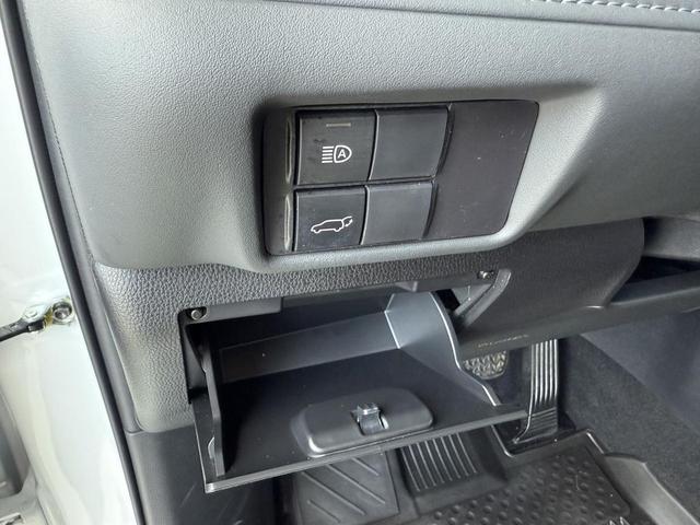 Photo of 2022 White Toyota Highlander