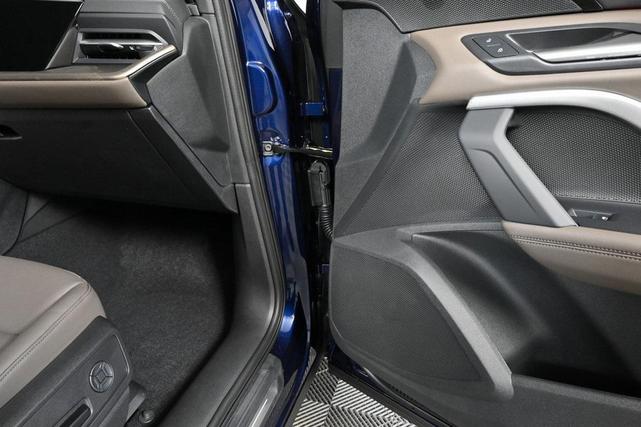 Photo of 2025 Navarra Blue Metallic Audi Q5
