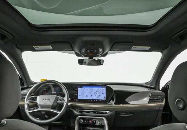 Photo of 2025 Navarra Blue Metallic Audi Q5