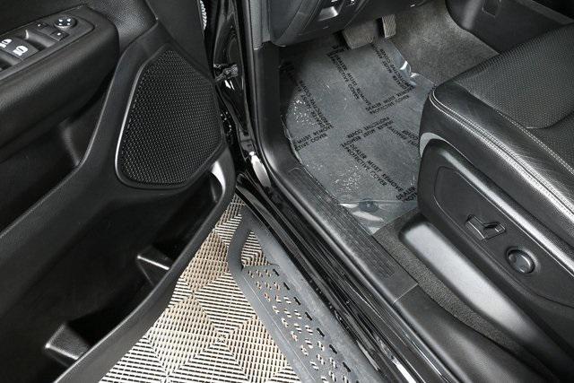 Photo of 2024 Diamond Black Crystal Pearlcoat RAM 1500