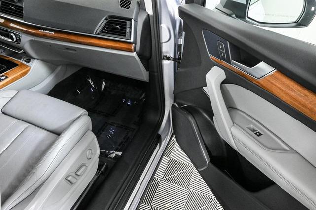 Photo of 2021 Florett Silver Metallic Audi Q5