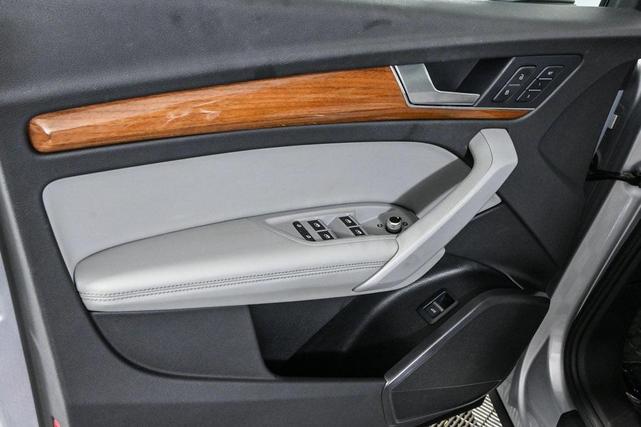 Photo of 2021 Florett Silver Metallic Audi Q5