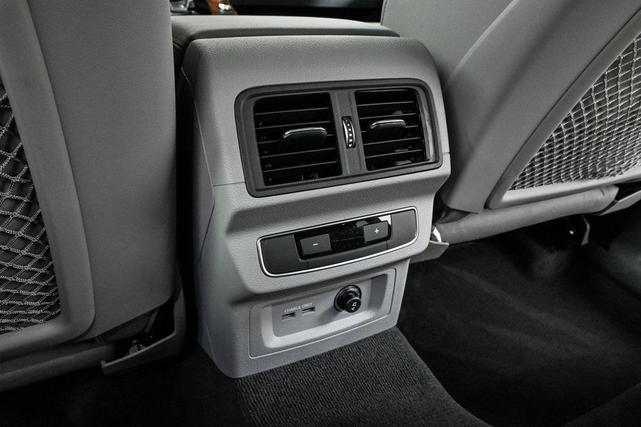Photo of 2021 Florett Silver Metallic Audi Q5