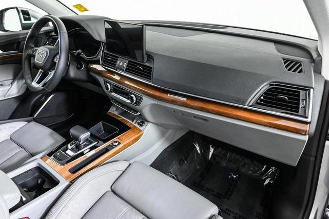 Photo of 2021 Florett Silver Metallic Audi Q5