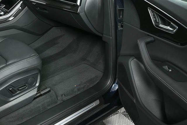 Photo of 2025 Waitomo Blue Metallic Audi Q7