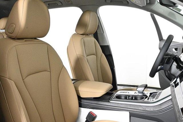 Photo of 2025 Glacier White Metallic Audi Q7