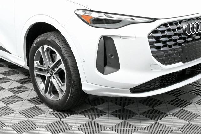 Photo of 2025 Glacier White Metallic Audi Q5