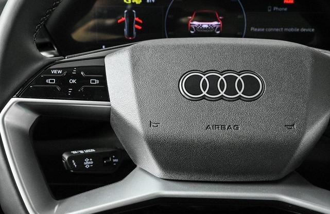 Photo of 2025 Glacier White Metallic Audi Q5