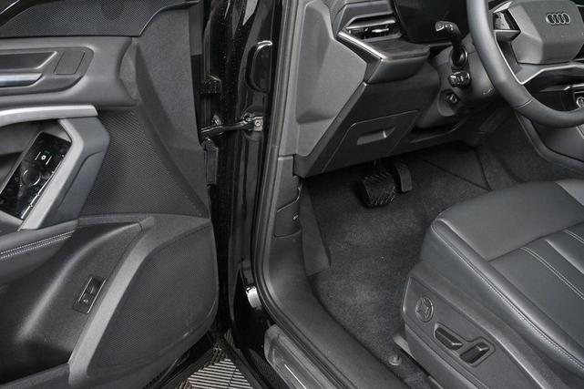 Photo of 2025 Mythos Black Metallic Audi Q5