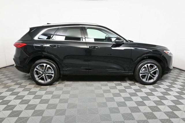 Photo of 2025 Mythos Black Metallic Audi Q5
