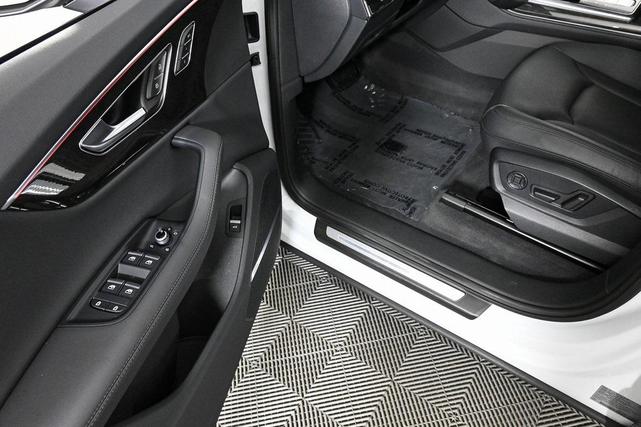 Photo of 2023 Glacier White Metallic Audi Q7