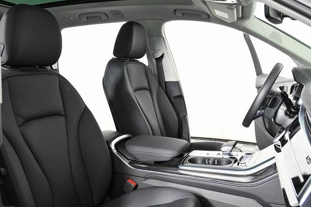 Photo of 2023 Glacier White Metallic Audi Q7