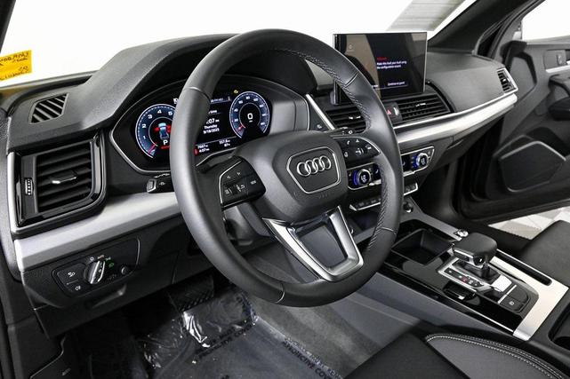Photo of 2025 Mythos Black Metallic Audi Q5