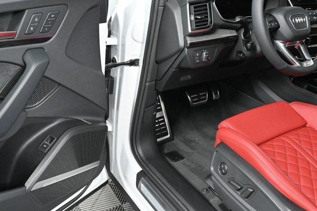 Photo of 2025 Glacier White Metallic Audi SQ5