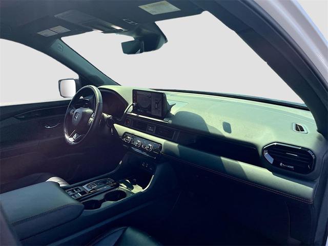 Photo of 2025 Platinum White Pearl Honda Pilot