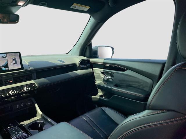 Photo of 2025 Platinum White Pearl Honda Pilot