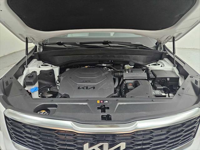 Photo of 2022 Glacial White Pearl Kia Telluride
