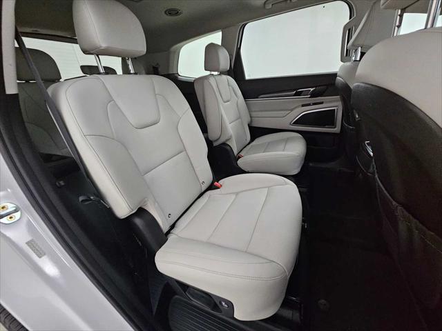 Photo of 2022 Glacial White Pearl Kia Telluride