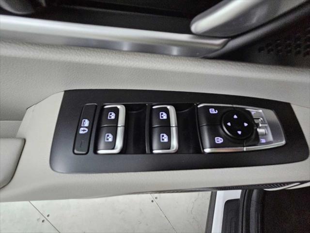 Photo of 2022 Glacial White Pearl Kia Telluride