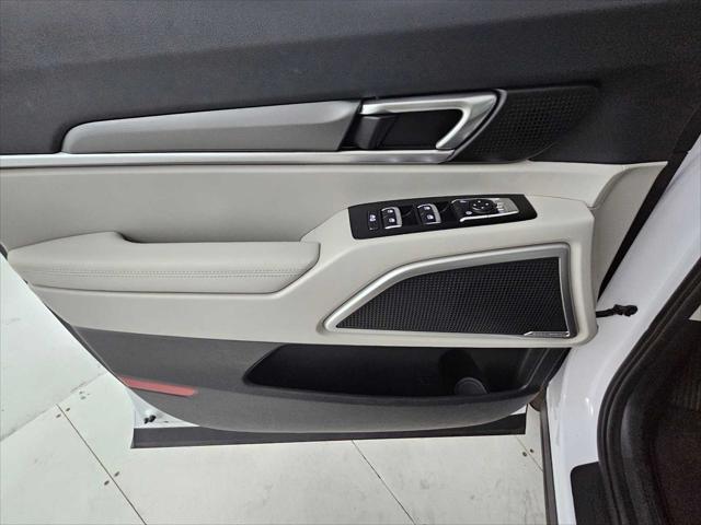 Photo of 2022 Glacial White Pearl Kia Telluride
