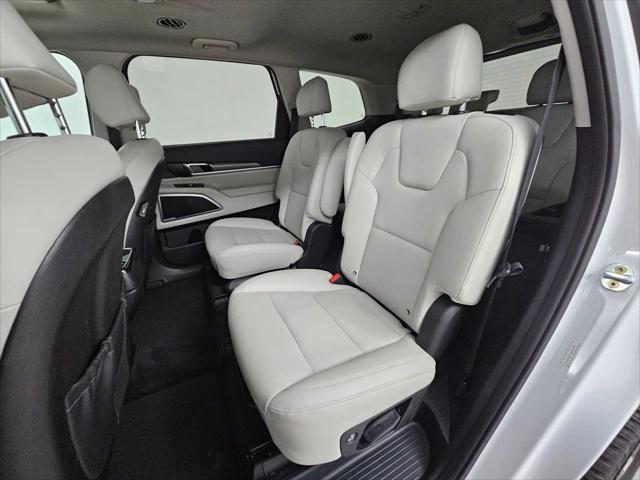 Photo of 2022 Glacial White Pearl Kia Telluride