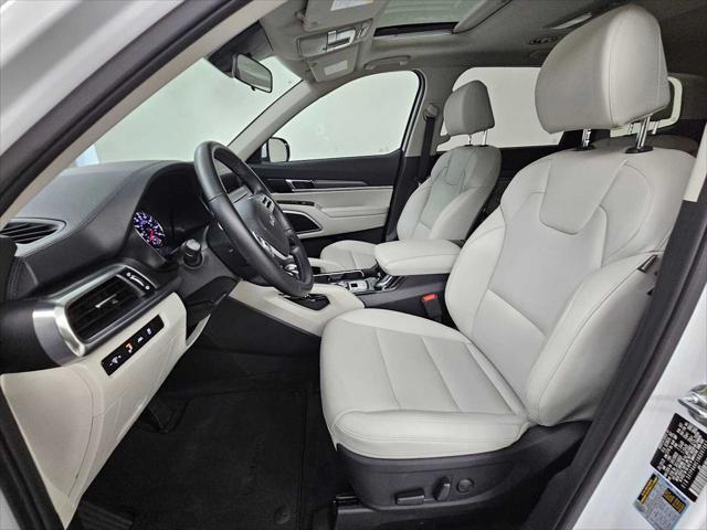 Photo of 2022 Glacial White Pearl Kia Telluride