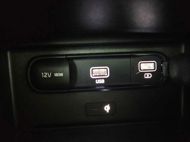Photo of 2022 Glacial White Pearl Kia Telluride
