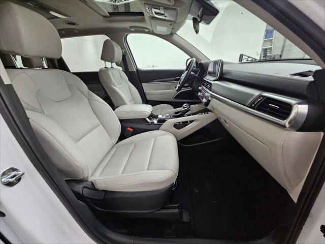 Photo of 2022 Glacial White Pearl Kia Telluride