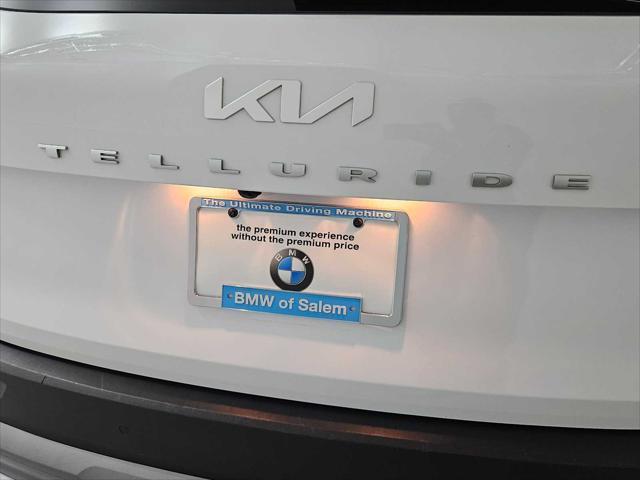 Photo of 2022 Glacial White Pearl Kia Telluride