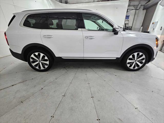 Photo of 2022 Glacial White Pearl Kia Telluride