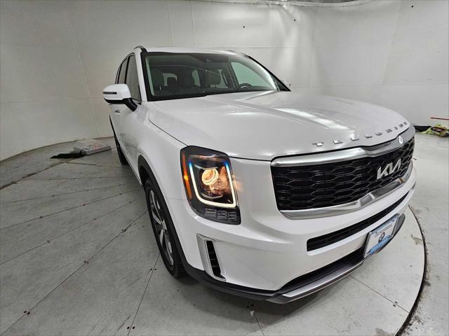 Photo of 2022 Glacial White Pearl Kia Telluride