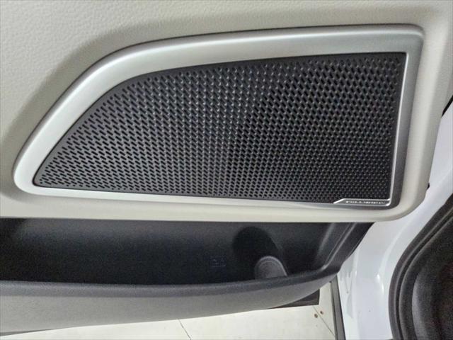 Photo of 2022 Glacial White Pearl Kia Telluride