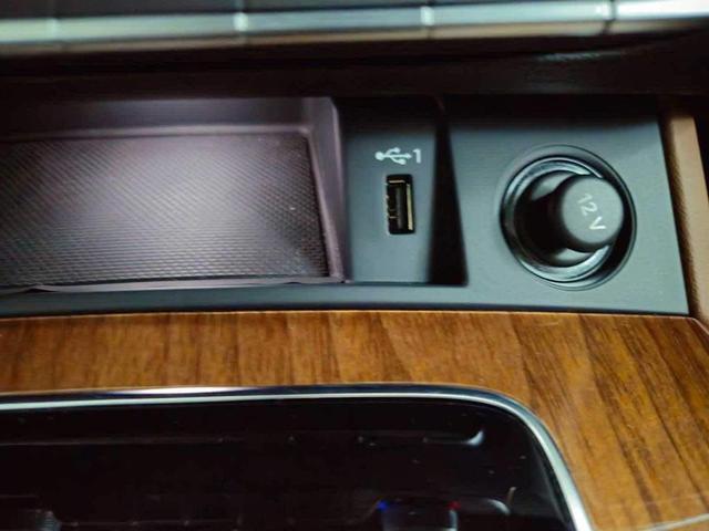 Photo of 2022 Florett Silver Metallic Audi Q5