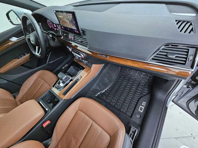 Photo of 2022 Florett Silver Metallic Audi Q5
