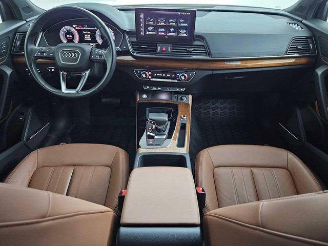 Photo of 2022 Florett Silver Metallic Audi Q5