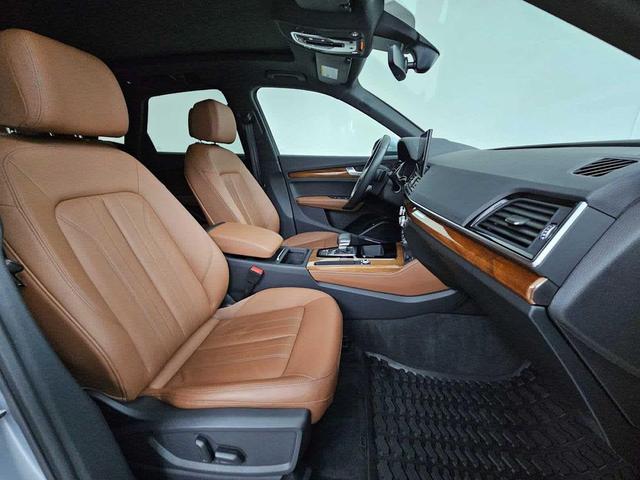 Photo of 2022 Florett Silver Metallic Audi Q5