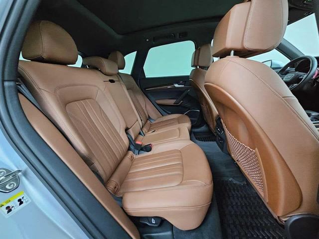 Photo of 2022 Florett Silver Metallic Audi Q5
